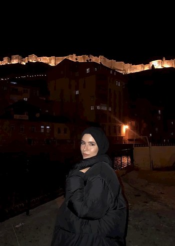 Drapeli Siyah Kadın Şal
