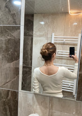 Bej vücuda oturan bluz - Görsel 2