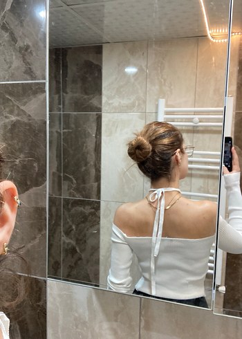 Beyaz boyundan bağlamalı bluz - Görsel 3