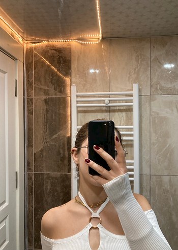 Beyaz boyundan bağlamalı bluz - Görsel 2