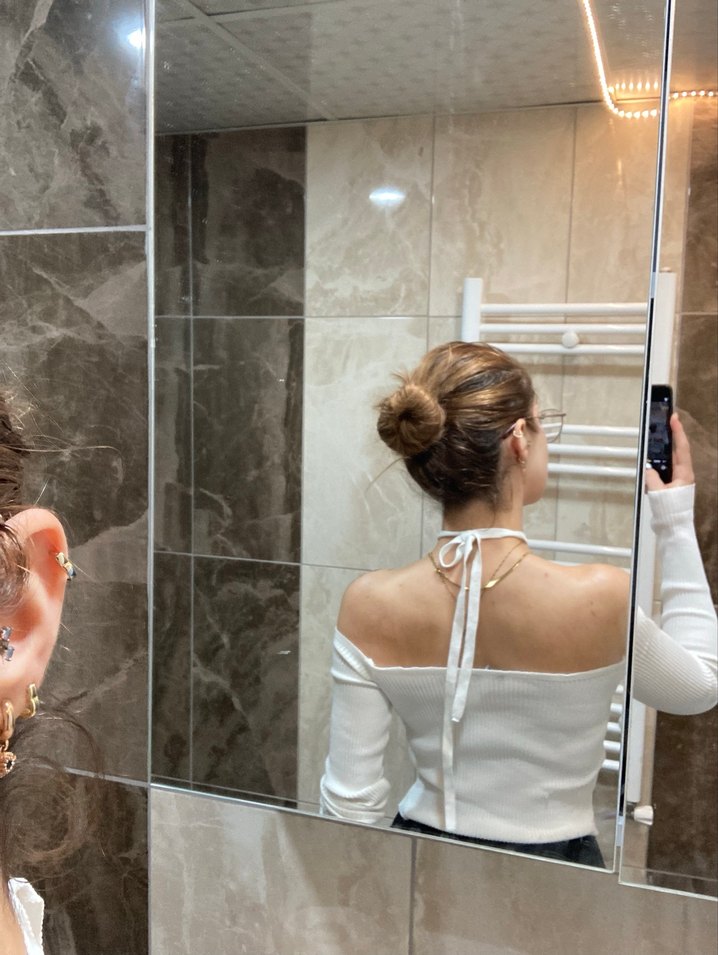 Beyaz boyundan bağlamalı bluz - Görsel 3