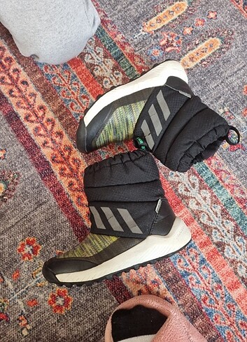 28 Beden Adidas erkek çocuk bot