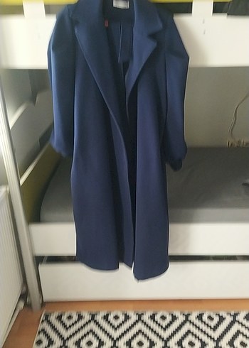 Lacivert kuşaklı uzun kaban - Görsel 6