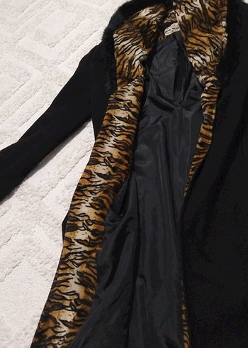 Kapüşonlu Siyah Kaban Zebra Desenli İç Astar - Görsel 2