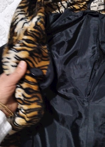 Kapüşonlu Siyah Kaban Zebra Desenli İç Astar - Görsel 4