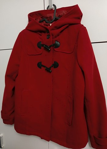 Kapüşonlu kırmızı düğmeli kaban - Görsel 2
