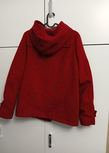 Kapüşonlu kırmızı düğmeli kaban - Görsel 3