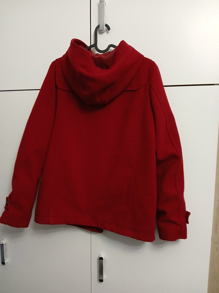 Kapüşonlu kırmızı düğmeli kaban - Görsel 3