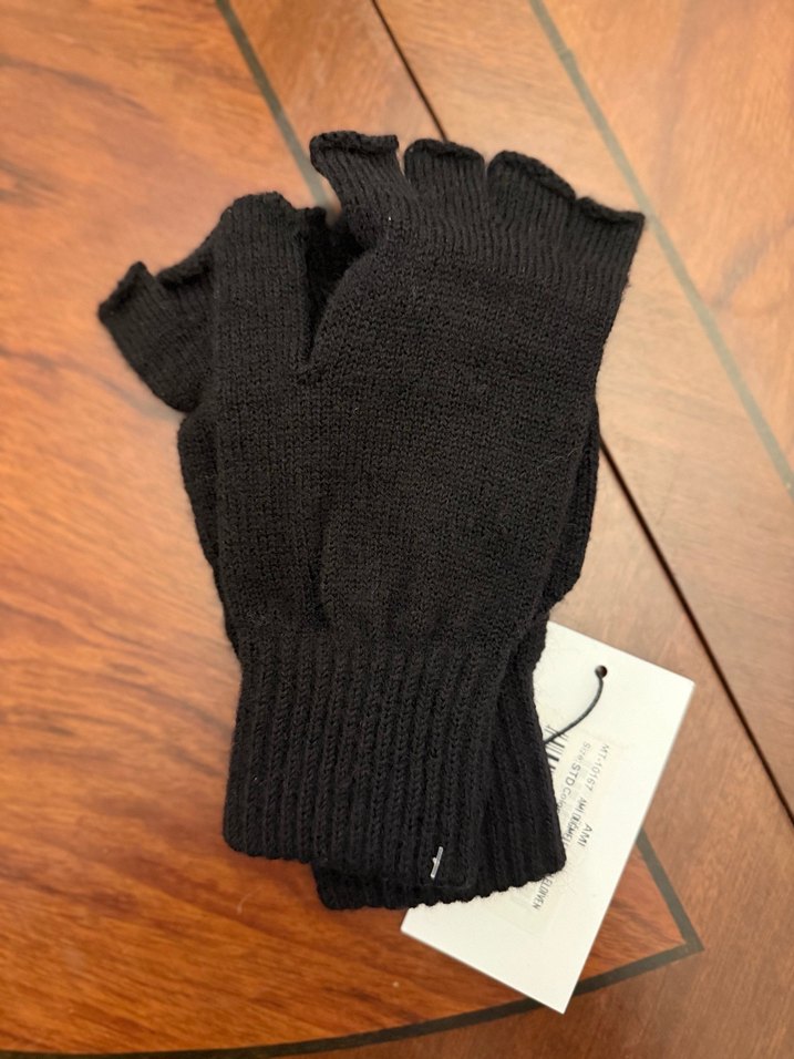 Ami Siyah Örgü Yarım Parmak Kadın Eldiven - Görsel 3