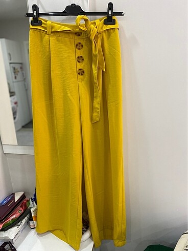 m Beden sarı Renk Stradivarius pantolon