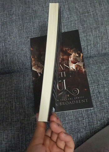 Beden Yanan Altı Gül - Carissa Broadbent