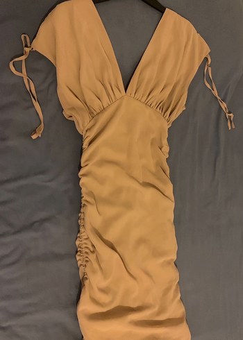 Bej Drapeli V Yaka Uzun Elbise| Pretty Little Thing - Görsel 4