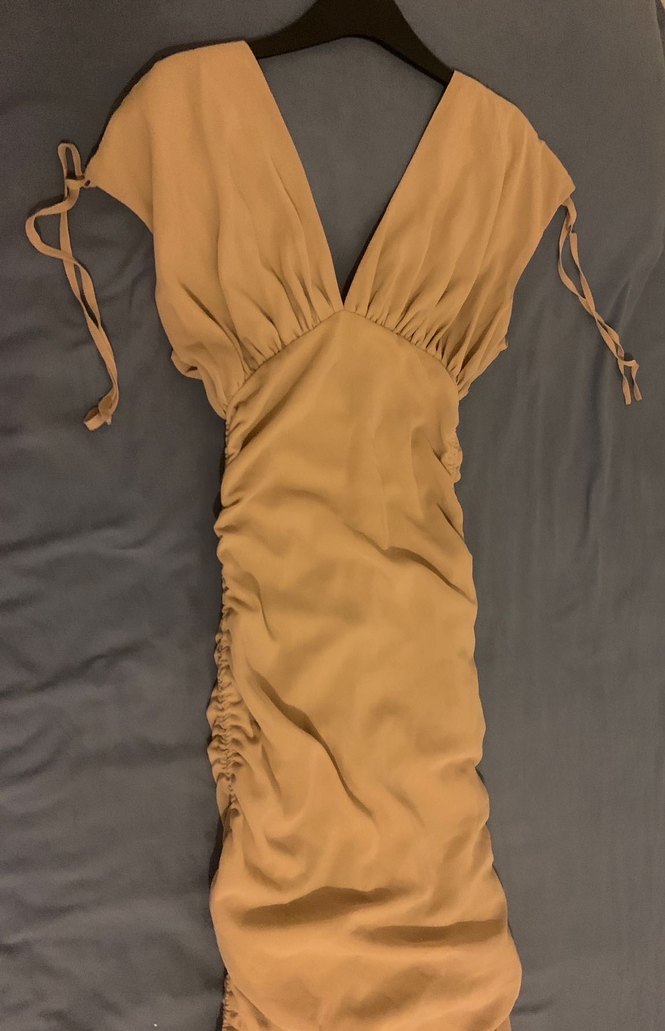 Bej Drapeli V Yaka Uzun Elbise| Pretty Little Thing - Görsel 4