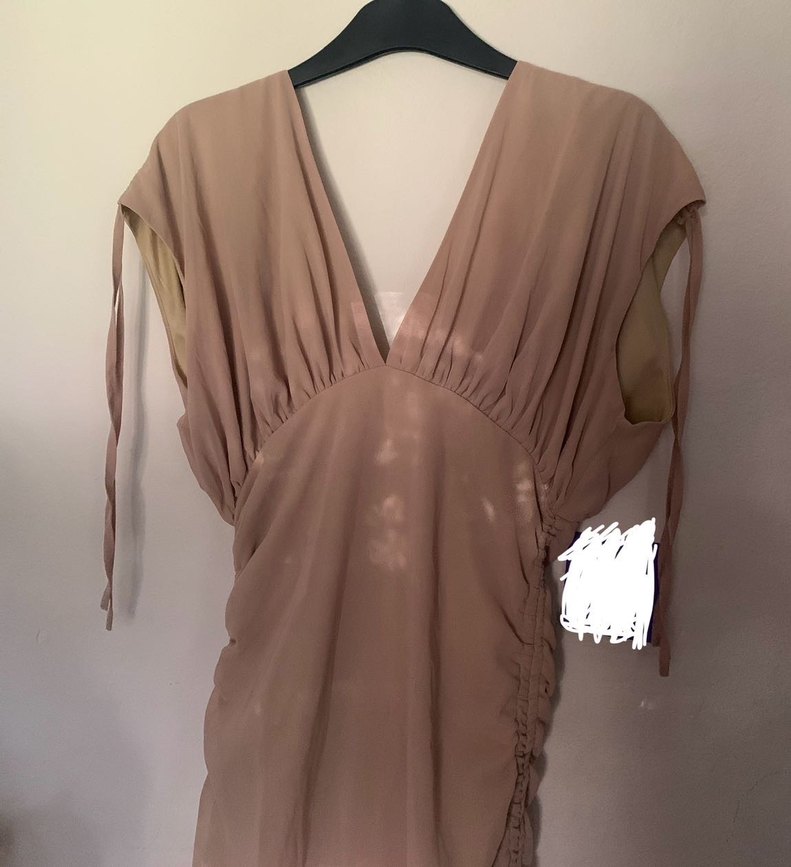 Bej Drapeli V Yaka Uzun Elbise| Pretty Little Thing - Görsel 5