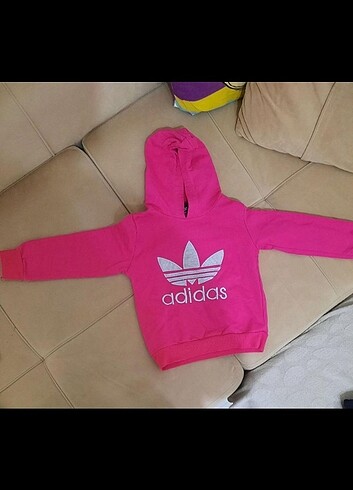 Orjinal Adidas değildir. Kapsonlu sweat 