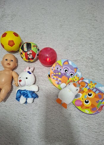 Renkli Oyuncak Seti: Bebek, Toplar ve Peluşlar - Görsel 2