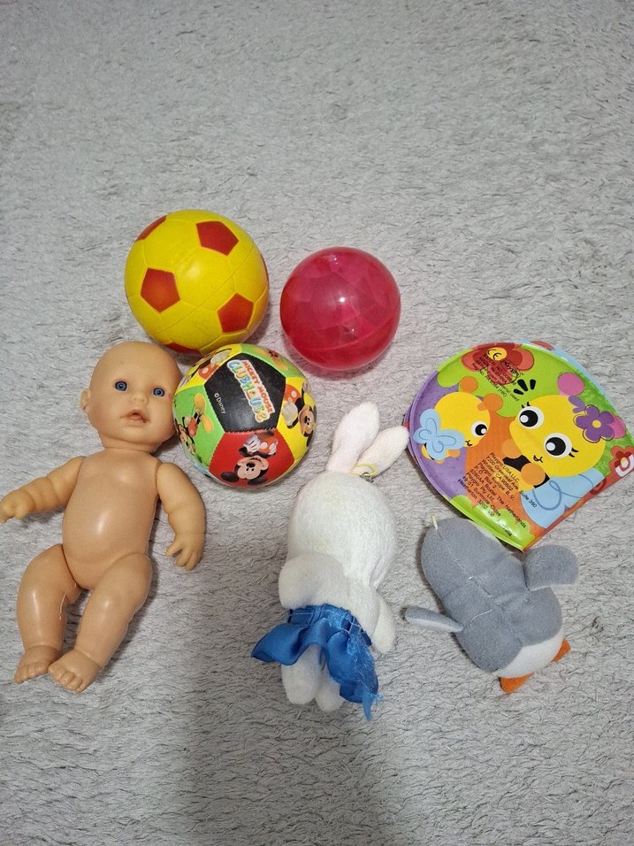 Renkli Oyuncak Seti: Bebek, Toplar ve Peluşlar - Görsel 4
