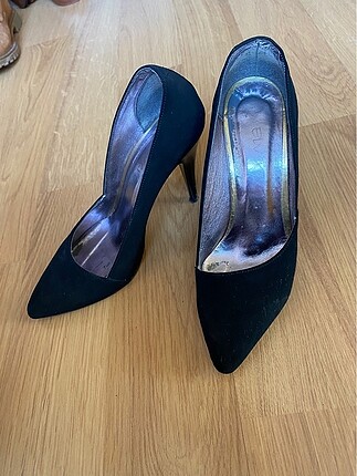 Siyah süet dekolteli stiletto