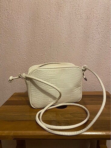 STRADIVARIUS BEYAZ ÇANTA