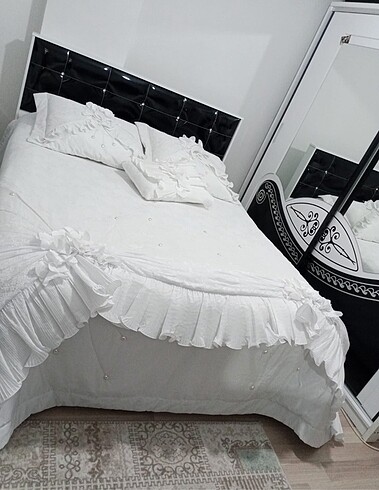 Beyaz yatak örtüsü