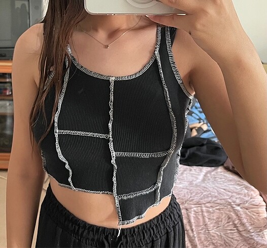 Beyaz dikiş detaylı siyah crop