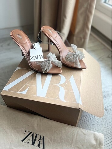 Zara taşlı büyük fiyonklu sandalet