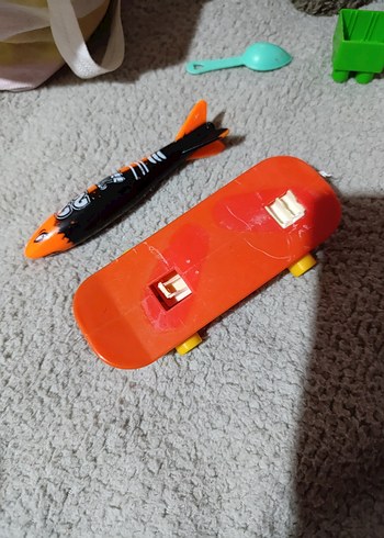 Turuncu Renkli Oyuncak Roket ve Kaykay - Görsel 2
