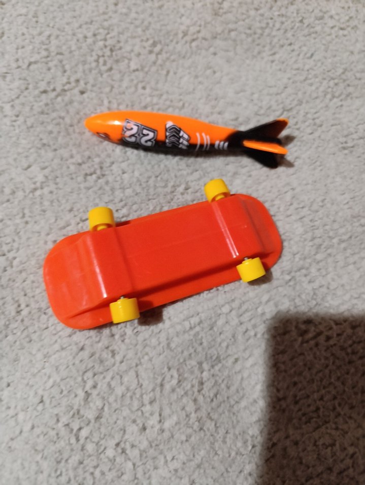 Turuncu Renkli Oyuncak Roket ve Kaykay - Görsel 3