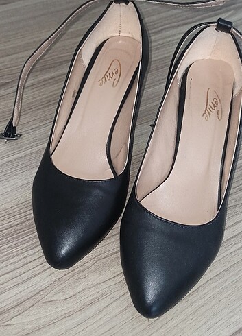 Siyah kısa topuklu ayakkabı 