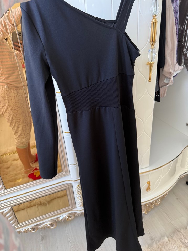 Siyah V Yaka İnce Triko Midi Elbise - Görsel 4