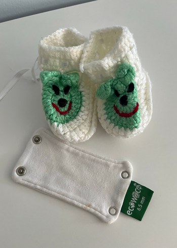 Nakışlı Beyaz Örgü Kız Bebek Patik