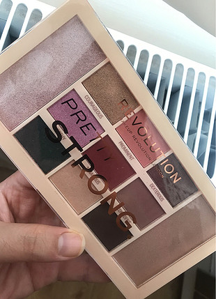 MakeUp Revolution Pretty Strong