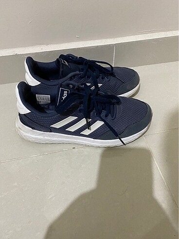 Adidas yürüyüş ayakkabısı