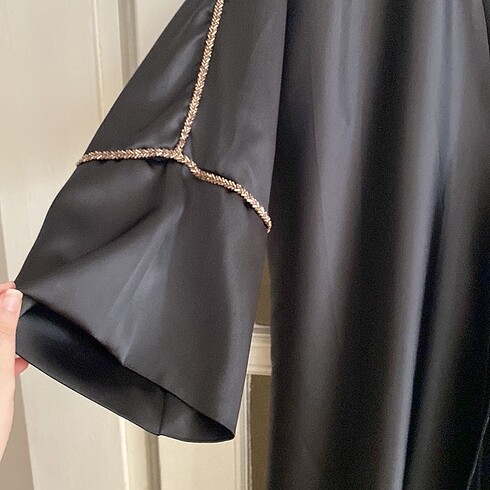 Diğer Tailı Parlak Abaya Ferace