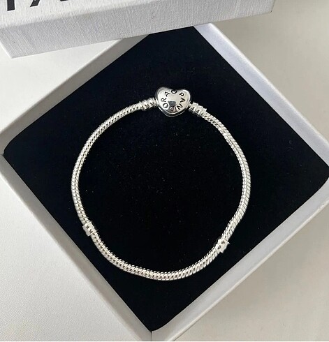 Pandora Pandora marka yazılı kalp klipsli bileklik