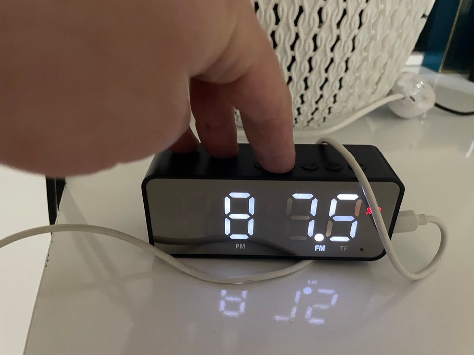 Dijital Siyah Masa Saati - Görsel 3