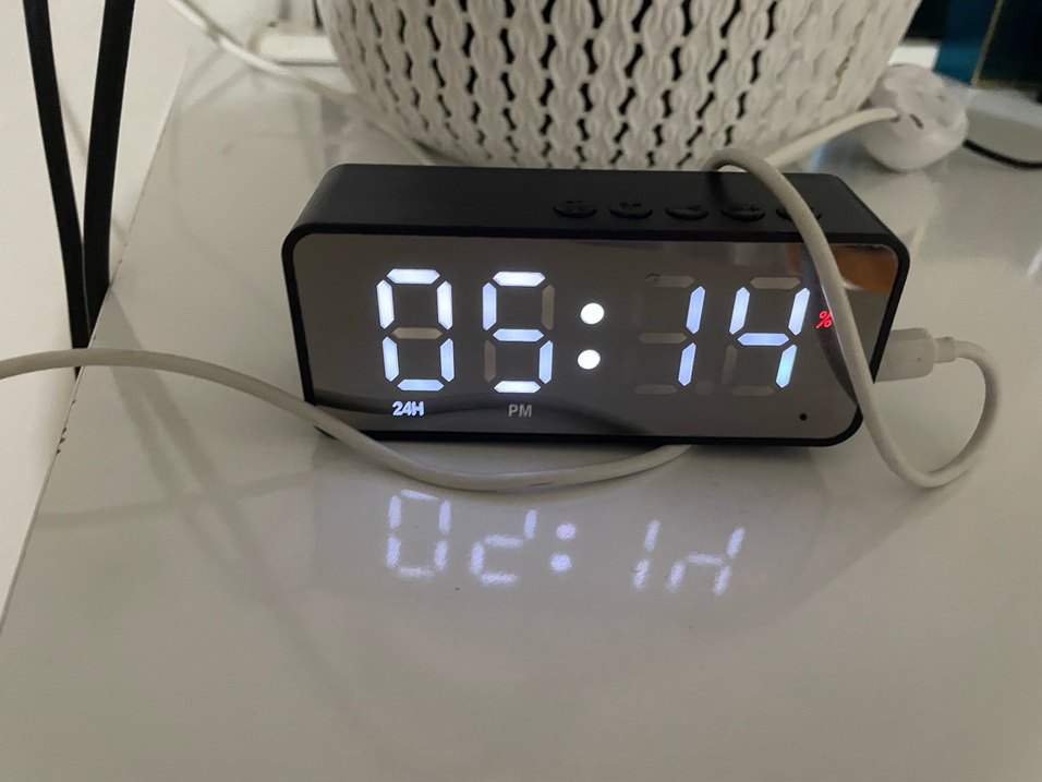 Dijital Siyah Masa Saati - Görsel 2