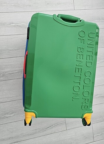 Benetton büyük boy valiz