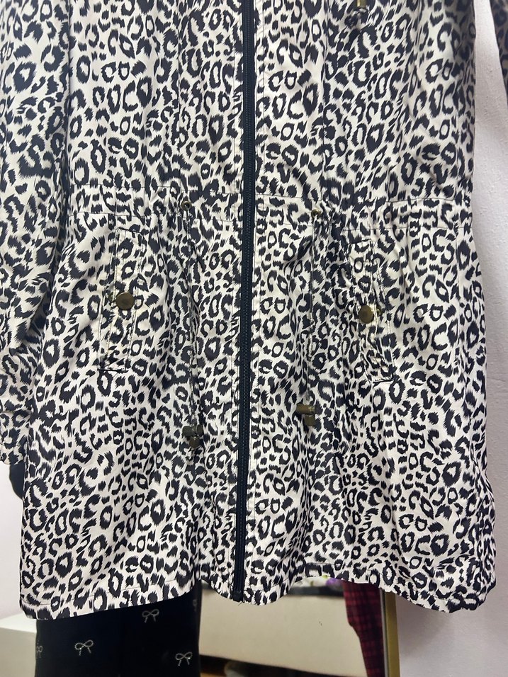 Leopar Desenli fermuarlı yağmurluk - Görsel 2