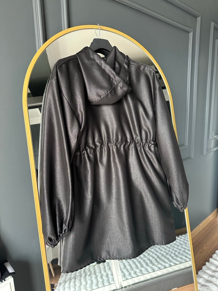 Siyah Puantiyeli Uzun Kadın Yağmurluk - Görsel 2