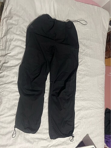 Siyah parasut pantolon
