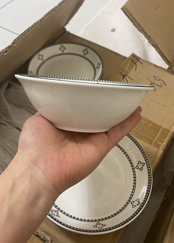 Siyah desenli beyaz yemek tabakları - Görsel 4