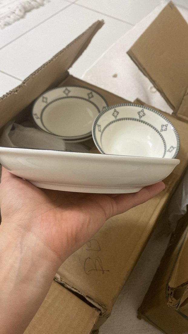 Siyah desenli beyaz yemek tabakları - Görsel 3