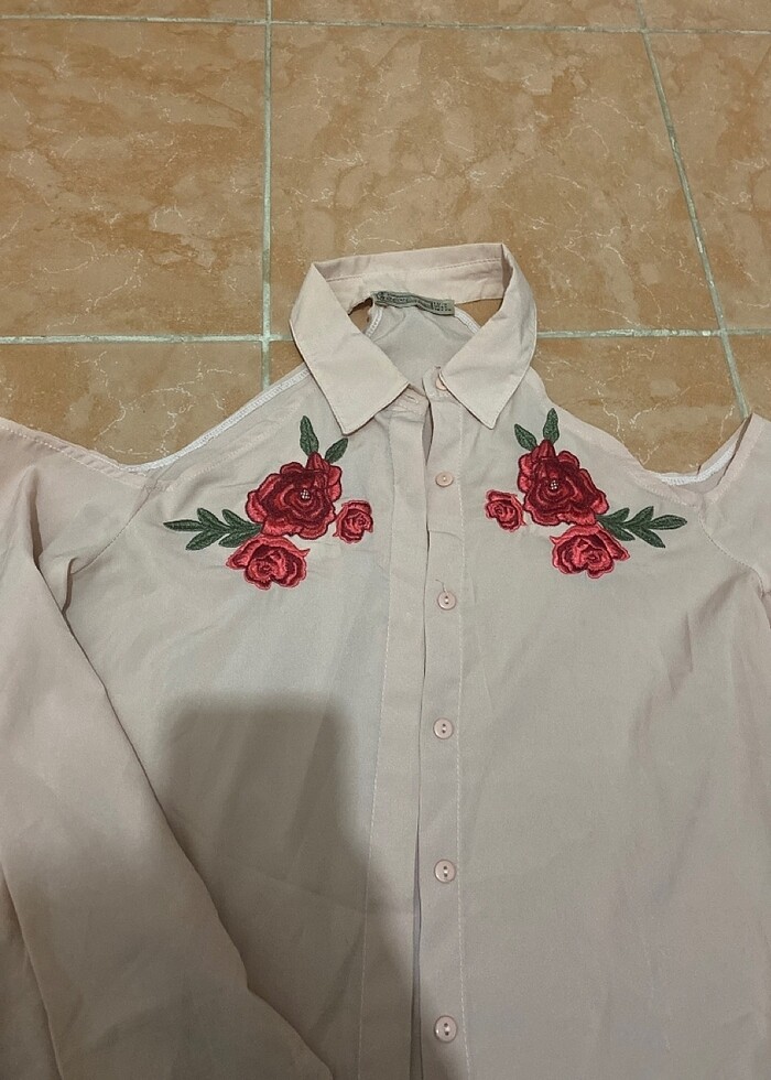 Omuzları açık pudra rengi gömlek - Görsel 2