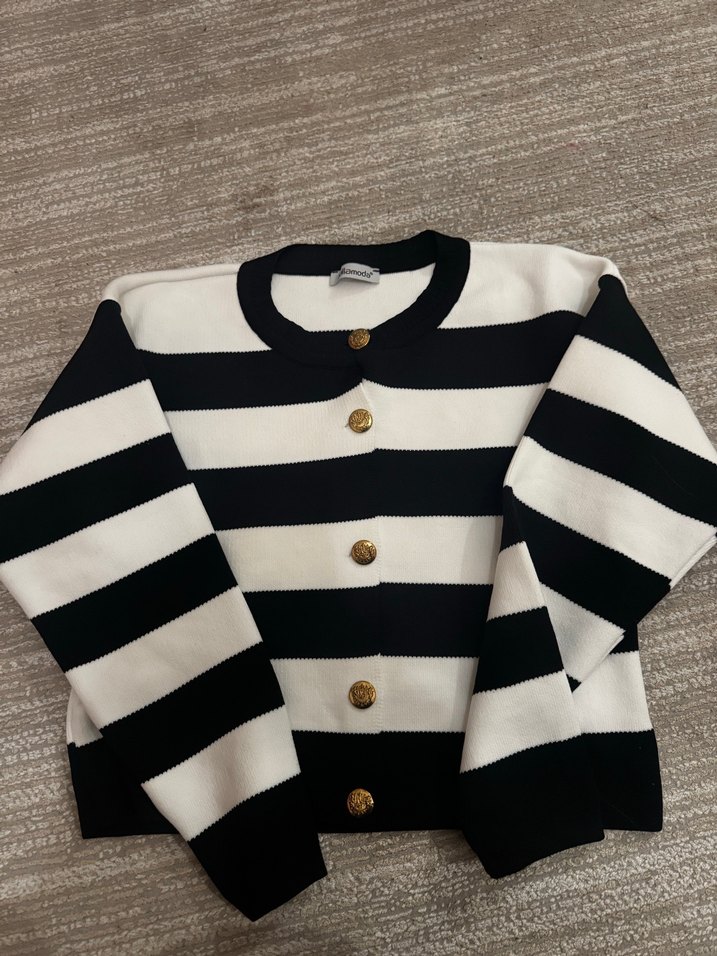 Düğmeli Siyah Beyaz Çizgili Kadın Hırka - Görsel 2