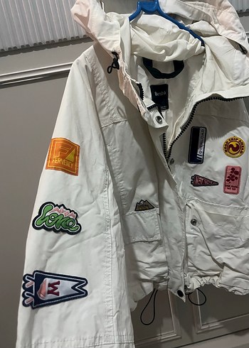 Bershka renkli baskılı yağmurluk - Görsel 8