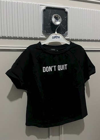 Siyah eskitme desenli tişört - Görsel 3