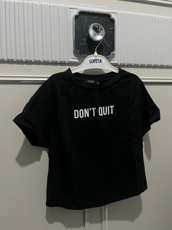 Siyah eskitme desenli tişört - Görsel 3