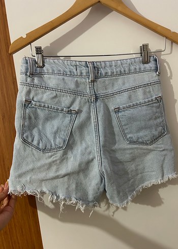 Gri Yırtık Detaylı Mini Denim Şort - Görsel 2