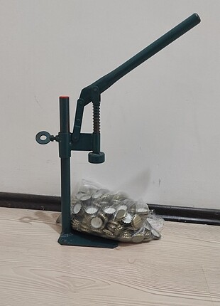 Gazoz kapağı kapatma makinası